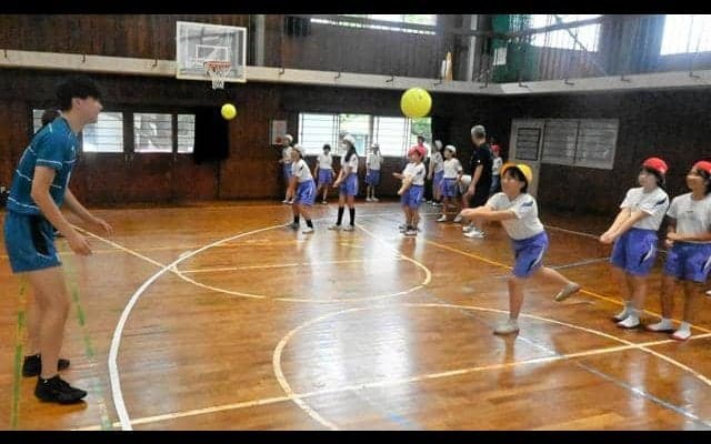「近畿クラブスフィーダ」の選手ら、愛媛の小学校でバレーボール教室