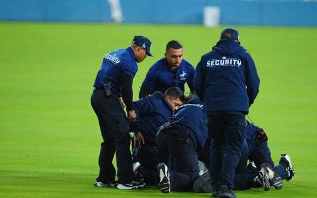 ド軍戦でファン乱入の珍事　警備員タックルで制圧…本拠地騒然、両軍選手驚き