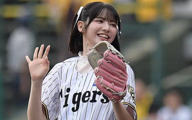 美女アイドルが甲子園で“火の玉ストレート”披露!?　ミニスカ姿で豪快投球に虎党歓喜