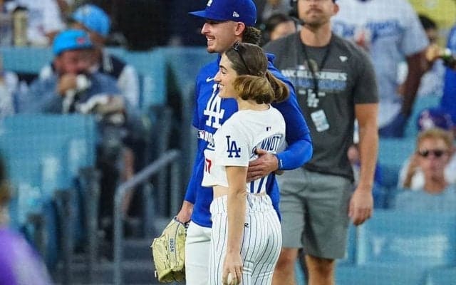 ド軍戦に登場…美人女優が「かわいい」　へそ出しユニで始球式「17番着てるわ」