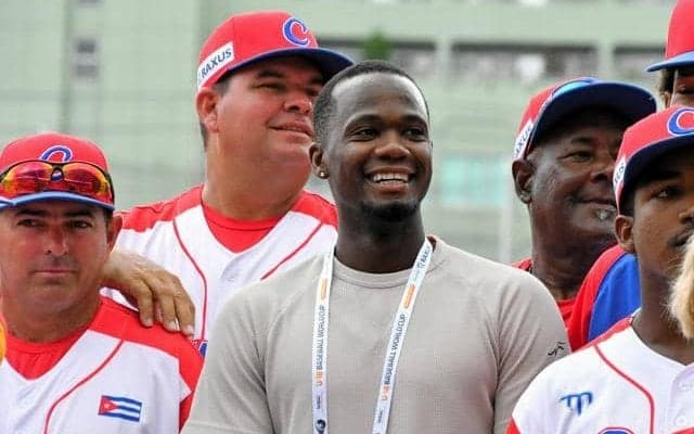 ソフトバンクのモイネロがU18キューバ代表を激励　野球道具も寄贈