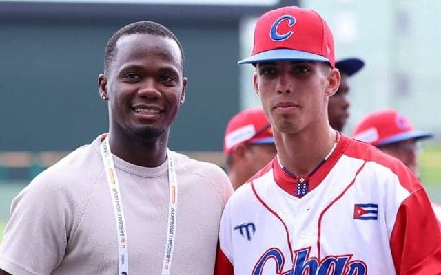 鷹・モイネロが突然現れたワケ　母国に“サプライズ”…支援に寄付、善行で広がる絆