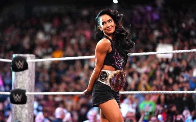 「褐色美人」「仕上がりすぎ」伝説の美女レスラー、“バキバキ”腹筋で衝撃復帰 年齢不詳の美貌にファン騒然