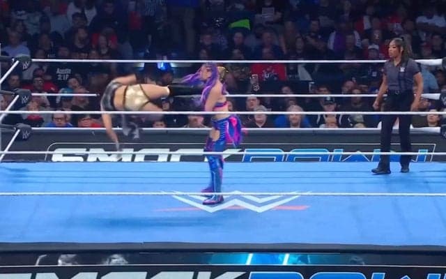 「音ヤバい」人気日本人女子レスラーが“吹っ飛んだ”…強烈ミサイルキックの餌食に「突き刺さったぞ」ファンもドン引き