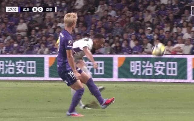 アニメかよ！怪物FWがパワーシュートでピッチに“巨大穴”をあけた瞬間「見たことないエグれ方」「日向小次郎みたい」自ら穴埋めする姿も話題に