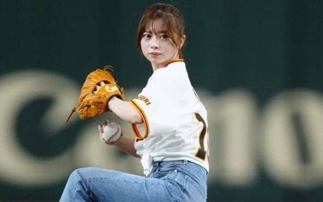 東京Dに出現した美女が見事な一投　ドラマ主演タレントの登場にスタジアム歓喜