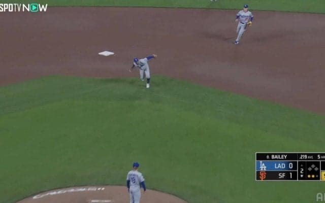 「運動神経がレベチ」山本由伸を超絶美技で援護 ベッツのファインプレーが炸裂した瞬間「上手すぎる」「今日も頼もしい」