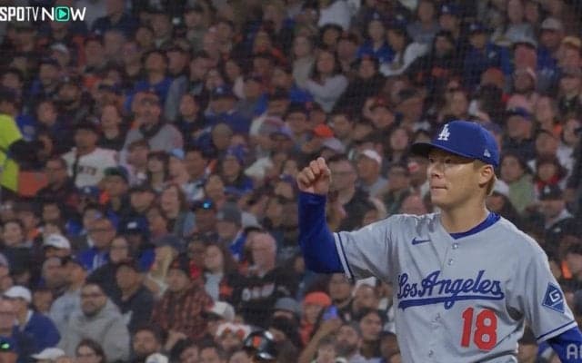 「漫画みたい」山本由伸、同僚のファインプレーにガッツポーズ！美しすぎるジャンピングキャッチの瞬間