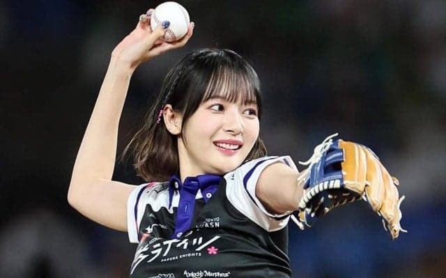 美女の豪快すぎる脚上げ投球に神宮どよめき　今季2度目…“役満ボディ”に球場くぎ付け
