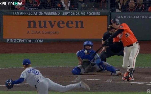 山本由伸、“33センチ変化”大きく曲がる魔球カーブに「キレッキレすぎる」「エグイな」 相手打者が体勢を崩す…衝撃の一球