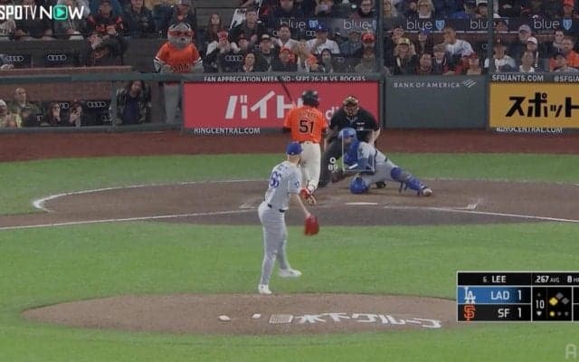 ドジャース戦でまさかの光景…バックネット裏で観戦するマスコットが話題「自由すぎるw」「かわいいなw」ファン騒然の一幕