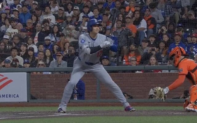 何が起きた？ 大谷翔平の打席で“謎のハプニング”「どうした」「びっくりした」叫んだ後に動かなくなる… ファン騒然「笑ってるやん」