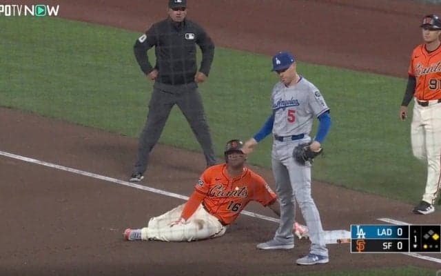 ウソでしょ…？山本由伸、超高速牽制で“異変”「ヤバいw」「速すぎ」相手走者が動けなくなる「油断しすぎｗ」