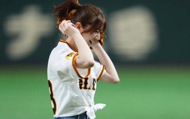 ポニテぎゅっ…ふんわり投球に“赤面”も「可愛すぎ」　溢れる透明感に悶絶「大好き」