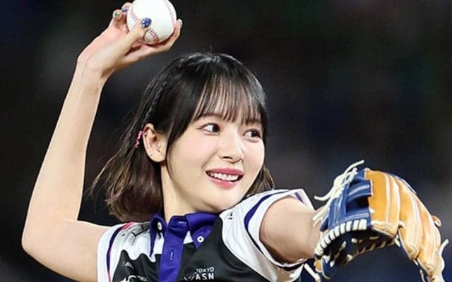 「綺麗すぎる」美女が脚上げ投球で魅了　“役満ボディ”炸裂に反響相次ぐ「足長すぎ！」