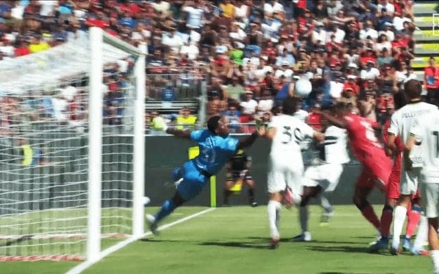 意見が真っ二つ！ 鈴木彩艶の失点は「バウンドむずい」「弾く場所が悪すぎた」元日本代表GKの見解は？「手が先に…」