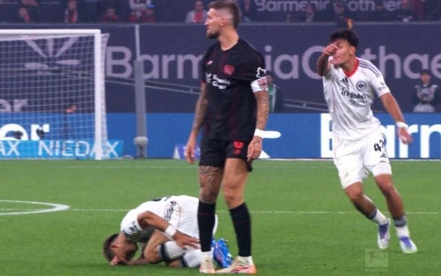 「何するんだ！」堂安律が“足裏タックル”被害で悶絶…「一発退場レベル」レヴァークーゼン主将の危険プレーに批判殺到