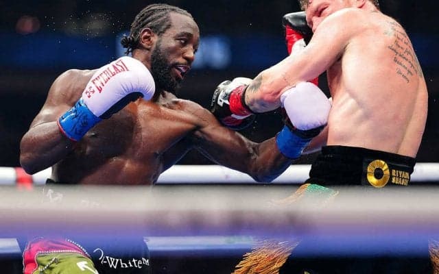 クロフォード、カネロ撃破で“史上初”3階級での4団体統一王者に輝く　米メディアも称賛「7万482人の観客らに前で……」