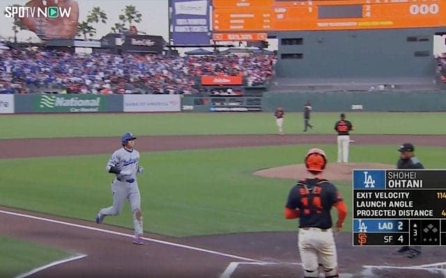 着弾まで約3秒…大谷翔平、184キロ驚速49号で「もうセンターも見送っている」 敵軍外野手は即“確信”、バックスクリーンへ一直線