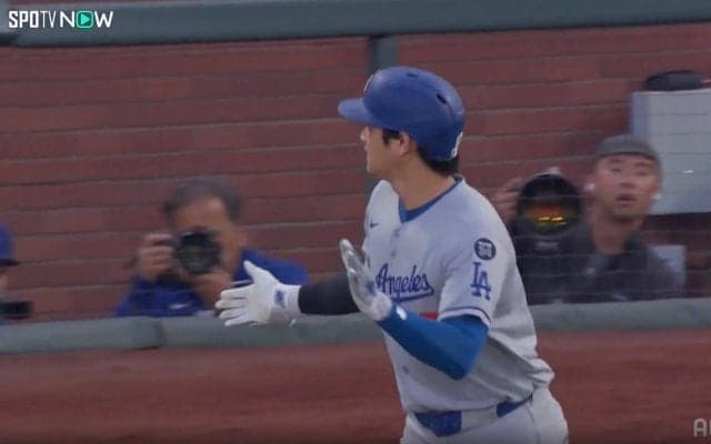 大谷翔平、138m特大弾で反撃の狼煙上げ感情露わ 「これは勢いに乗る一発」一塁方向へ目をやり“ポン”と手を叩く
