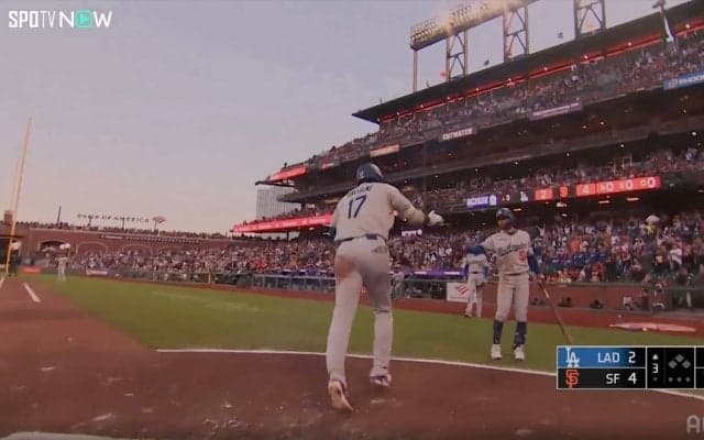 大谷翔平、衝撃49号でMVPトリオ“揃い踏み” ベッツとハイタッチ、フリーマンがお辞儀…共演する3人に「圧巻」「最強トリオだな」