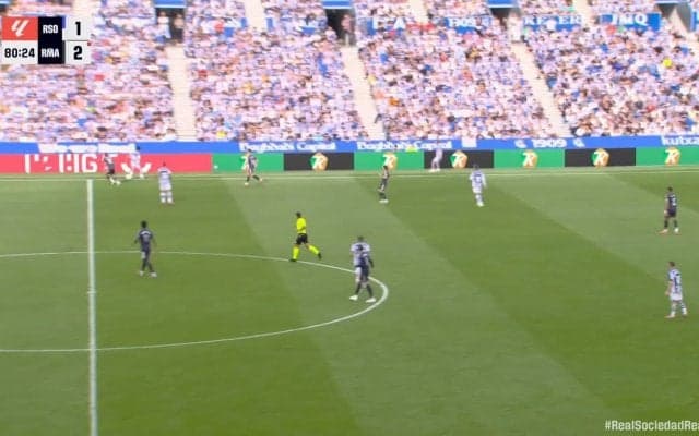 異次元！久保建英、RマドリードDFの密着マークをかわす華麗なダイレクトヒールパス炸裂の瞬間「うますぎる」