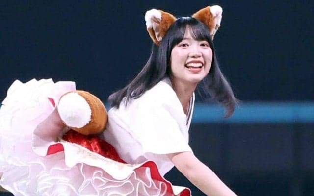 黒髪美女が「可愛すぎるな」　スカートはためく豪快投球…きつね耳に悶絶「感動しちゃった」