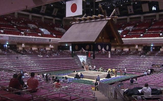 「息をのむ美しさ」「芸術的」大相撲初日、カメラが捉えた取組前の土俵に脚光 「めっちゃキレイ」ファン感嘆