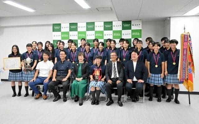 クラーク国際仙台が高校女子硬式野球のユース大会3連覇　市長に報告