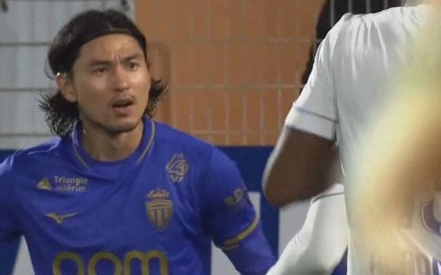 「めっちゃ怒ってる」南野拓実、一触即発！怒り露わのフェイスオフ「何言われたんや？」スローイン妨害→激昂した瞬間