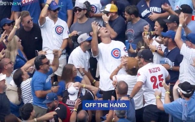 「なんで獲らなかった」元カブス“名手”が球場観戦→21歳新人の初HRが飛んでくるも落球！ 大反響の瞬間に本人「手からこぼれ落ちちゃった」