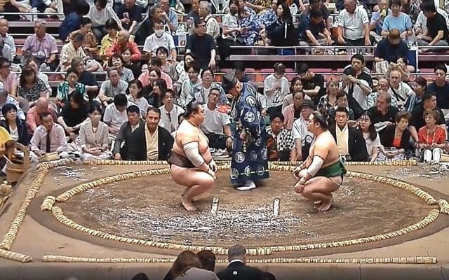 「え、相撲観戦してる！」「色気を放ち過ぎていて…」大相撲中継に大物アイドルの姿 ネット大興奮