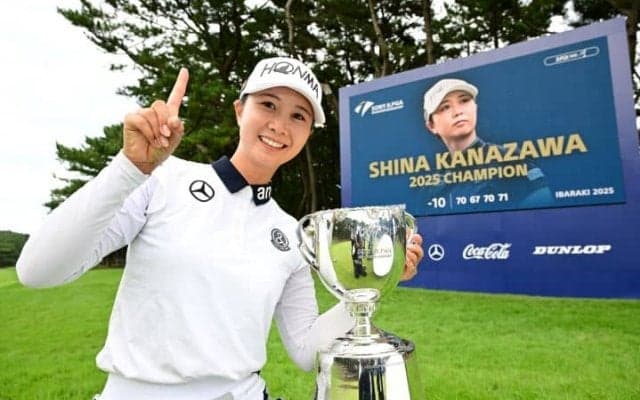 ゴルフファンの感涙を誘った“師匠”との抱擁…プロ9年目の30歳が地元メジャーでツアー初V「悔しかった日々、苦しかった練習も、この日のために」