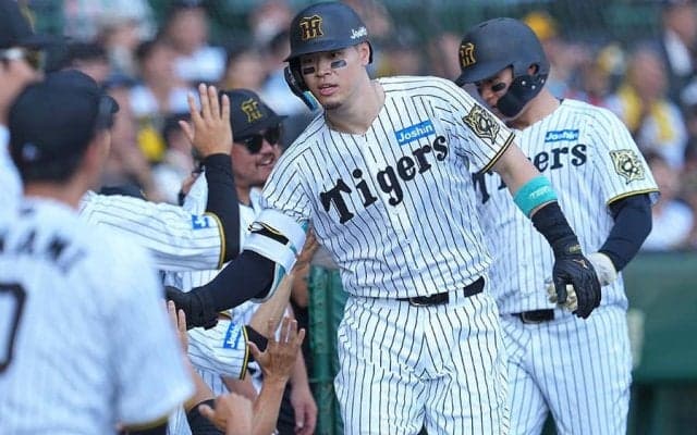 阪神ファンも困惑「なんで入るねん…」　佐藤輝の“理不尽弾”に脱帽「化け物だろ」