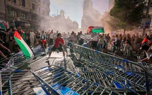 「世界最高峰」自転車レース、ガザ抗議デモ隊が侵入し中止　スペイン