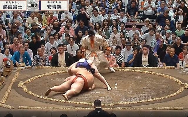 大相撲中継、大物アイドルが高須院長と「奇跡の2ショット」熱戦で見せた“対照的”リアクションが話題に