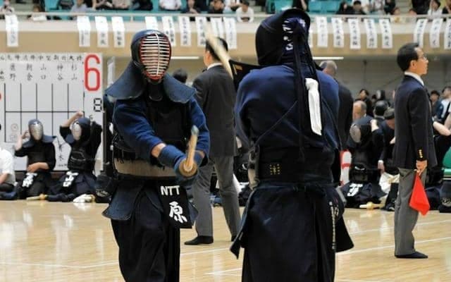 サラリーマン剣士らが武道館で熱戦　実業団大会に370チームが参加