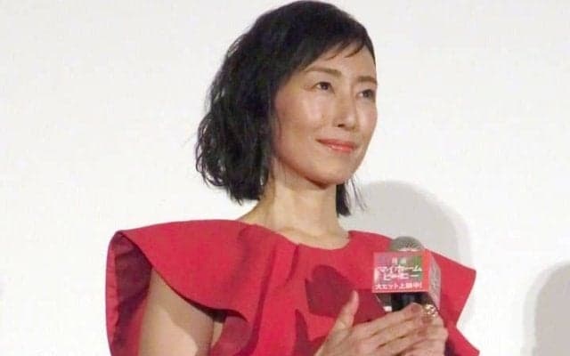 「手の皮が剥けました」大女優がバッティングセンターで200球弱の打ち込み！本気のポニーテールに手袋も「当たったのは数本」