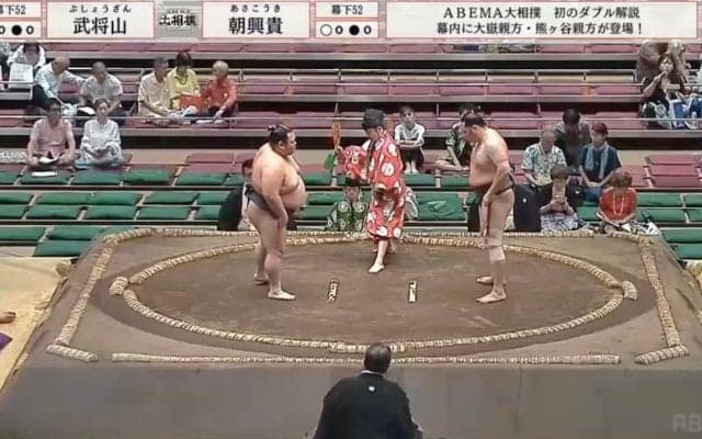 「目立ちすぎ」大相撲中継に美容界の超大物 “キュートなTシャツ“カジュアルルックで映り込み