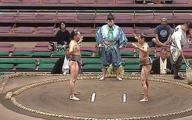 「60キロvs77キロ」大相撲で“超軽量級”対決が実現「一瞬で終わった」衝撃結末にファン二度驚き