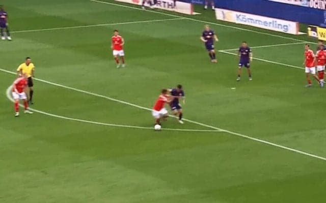 「デュエル無双！」佐野海舟の“瞬殺回収”にファン騒然「ボディバランスが日本人離れ」大型FWからボールを奪い切った瞬間