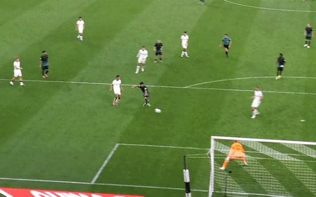 嘘だろ！？ 菅原由勢、超決定機でシュート失敗…「それは決めてくれ」「最高のパスだったのに」本人もファンも頭を抱えた瞬間