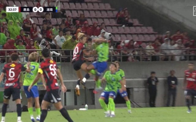 「大丈夫か？」鈴木優磨、空中戦で衝突→顔面流血でスタジアム騒然「顔面にヘディングくらったぞ」