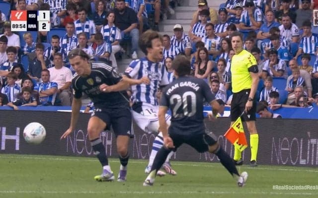 久保建英が絶叫「すごい声聞こえた」背後からの危険タックルで転倒悶絶→ノーファウルで観客からブーイング！