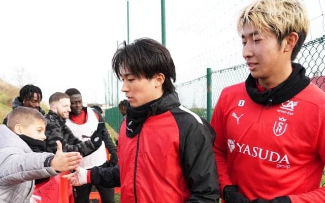 パリ街角で中村敬斗が笑顔のサムズアップ！ 元日本代表が公開したツーショットに｢元気そうで良かった！｣｢2人ともイケメン｣