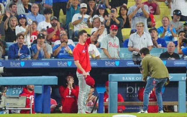 WS胴上げ投手→新天地解雇でまさかの再会　大谷元同僚が談笑…ド軍本拠地で地区制覇