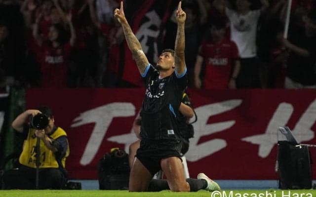 3戦5発と大爆発中のJ1川崎FWが“闘牛パフォ団体芸”を披露！マルシーニョ、三浦、脇坂、際ら参戦ショットに｢一生愛せる｣｢可愛かったw｣