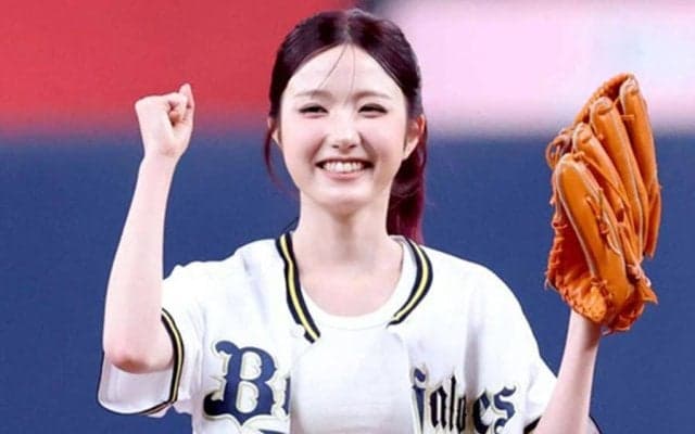 「え、誰かと思った」始球式に現れた“美女の正体”　お腹チラリの豪快投球「クソかわええ」