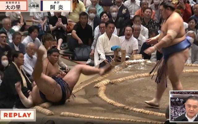 「吹っ飛びましたね」親方絶句…横綱の取組で衝撃結末 「こんなん交通事故やん」「160キロをふっ飛ばすパワー」ファン騒然
