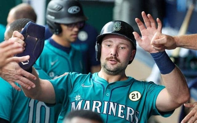 止まらぬローリー、2打席連発で球団記録の56号　ジャッジと8本差…年60HRペース